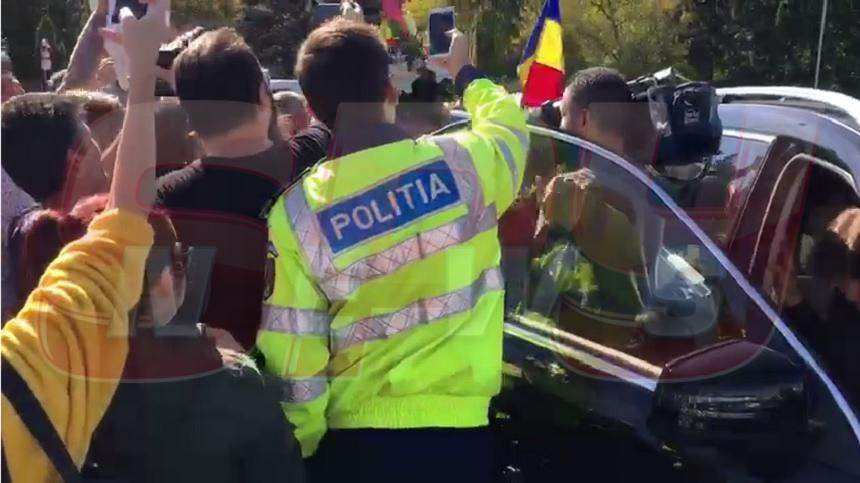 FOTO & VIDEO / Imagini memorabile de la sosirea Simonei Halep în România! Gestul incredibil al unui poliţist rutier!