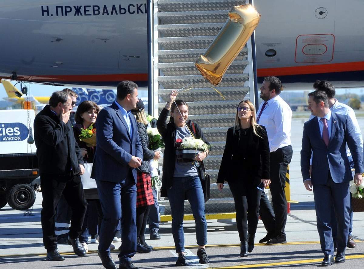 FOTO & VIDEO / Imagini memorabile de la sosirea Simonei Halep în România! Gestul incredibil al unui poliţist rutier!