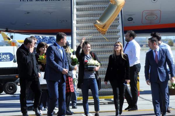 FOTO & VIDEO / Imagini memorabile de la sosirea Simonei Halep în România! Gestul incredibil al unui poliţist rutier!