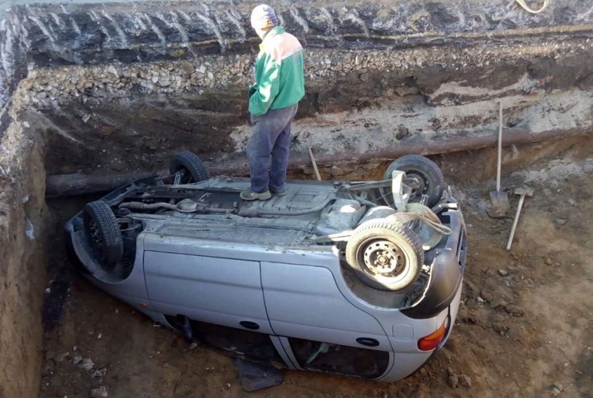 FOTO / Muncitor rănit grav, după ce o maşină a căzut peste el în groapa în care lucra