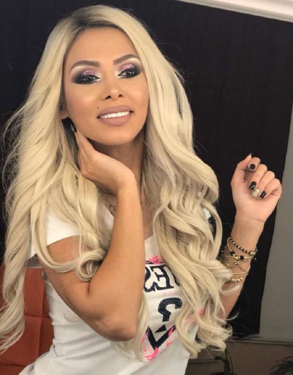 FOTO / Cristina Pucean a spus adio părului blond?! Dansatoarea maneliștilor și-a pus fanii pe jar: ”Brunetă?”