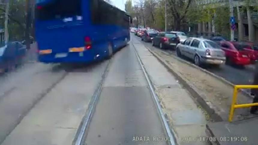 Imagini ȘOCANTE! Un autocar a evitat, la milimetru, un tramvai și o TRAGEDIE