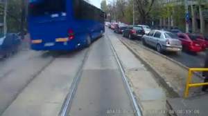 Imagini ȘOCANTE! Un autocar a evitat, la milimetru, un tramvai și o TRAGEDIE