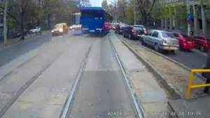 Imagini ȘOCANTE! Un autocar a evitat, la milimetru, un tramvai și o TRAGEDIE