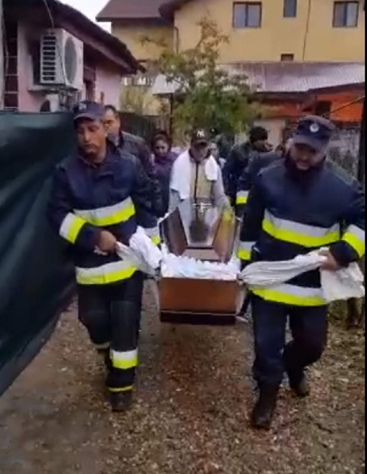 Scene înfiorătoare lângă Bucureşti! O femeie a fost scoasă din sicriu pentru a putea fi dusă spre cimitir, din cauza gestului vecinei