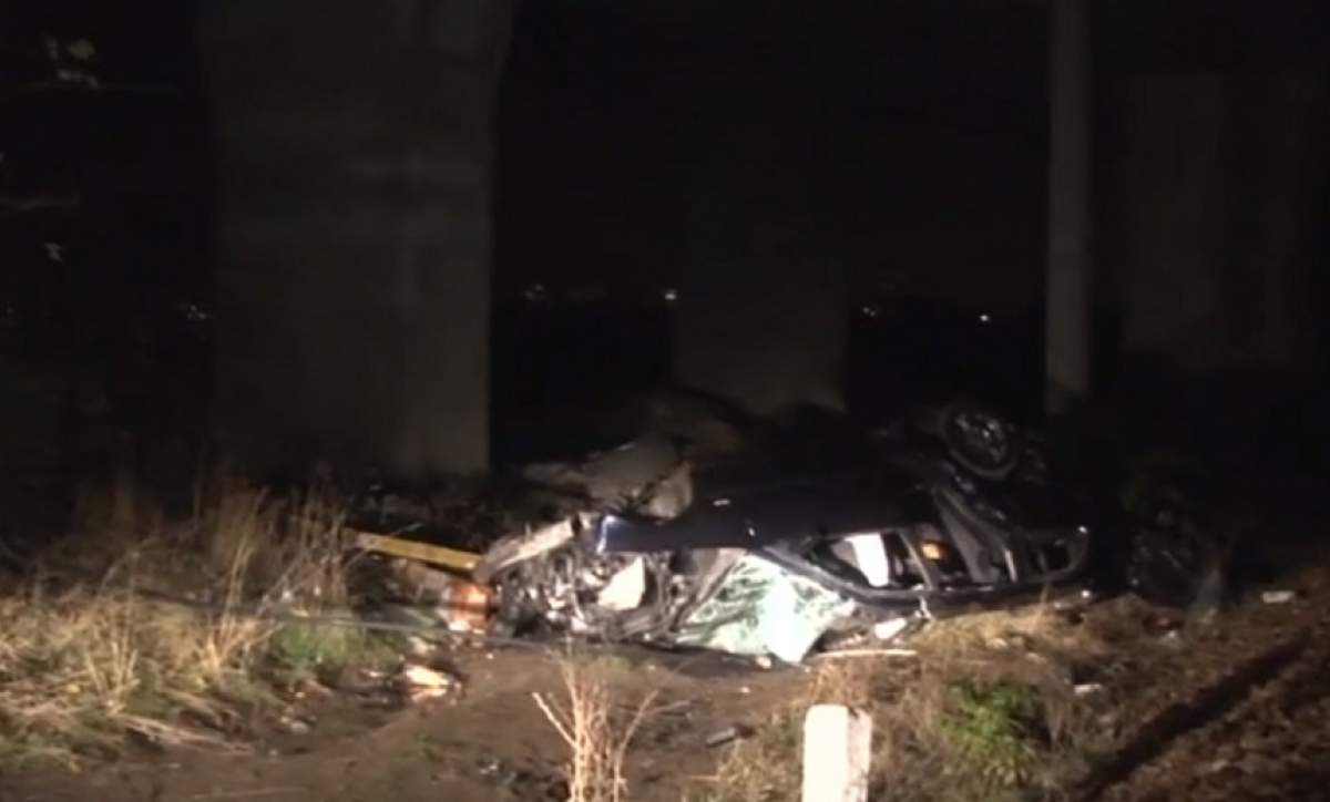 VIDEO / Accident grav în Mehedinţi! Doi tineri au murit, după ce au sărit cu maşina de pe un pod