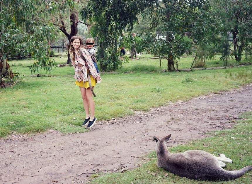 Imagini de tot râsul cu Dana Rogoz și fiul ei! Ce face micuțul cât timp mama lui vinde haine, la târg / Video paparazzi