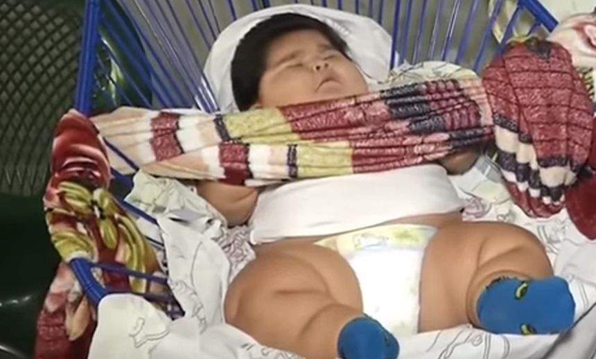 VIDEO / El este cel mai gras bebeluș din lume. La zece luni cântărește cât un copil de 9 ani