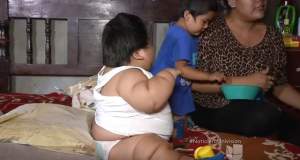 VIDEO / El este cel mai gras bebeluș din lume. La zece luni cântărește cât un copil de 9 ani