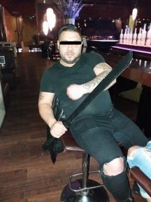 Clipe de groază într-un club din București! A scos o SABIE URIAȘĂ și s-a plimbat printre mese / Foto