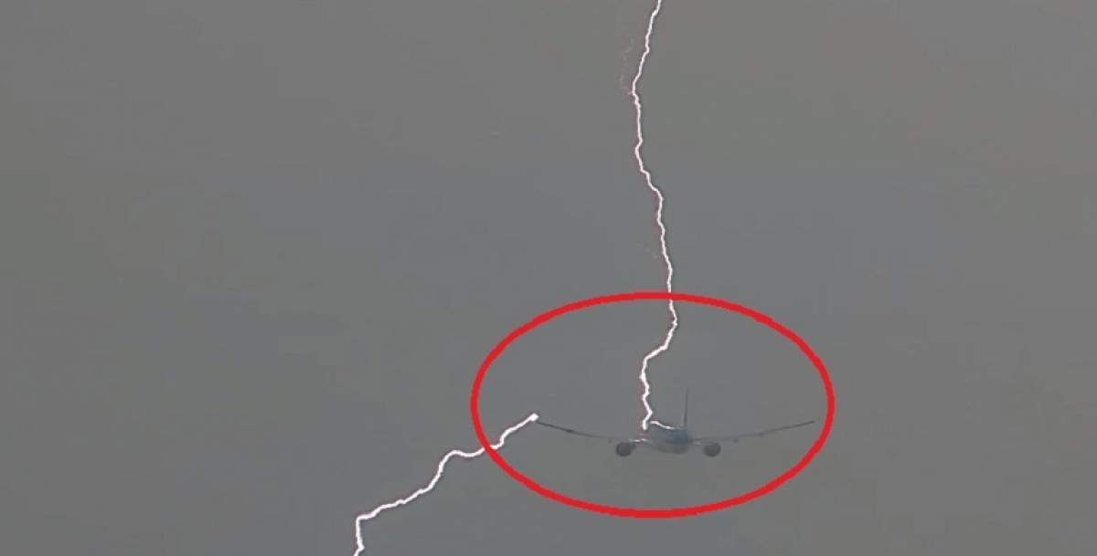 VIDEO / Panică la bord! Un avion plin cu pasageri a fost lovit de fulgere, imediat ce a decolat