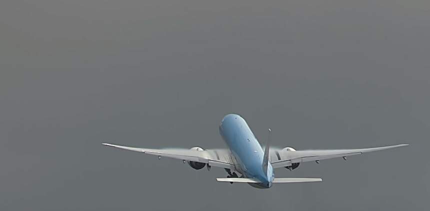 VIDEO / Panică la bord! Un avion plin cu pasageri a fost lovit de fulgere, imediat ce a decolat