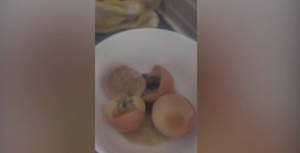 VIDEO ŞOCANT! Ce a găsit un bărbat într-o cutie cu ouă cumpărată de la supermarket