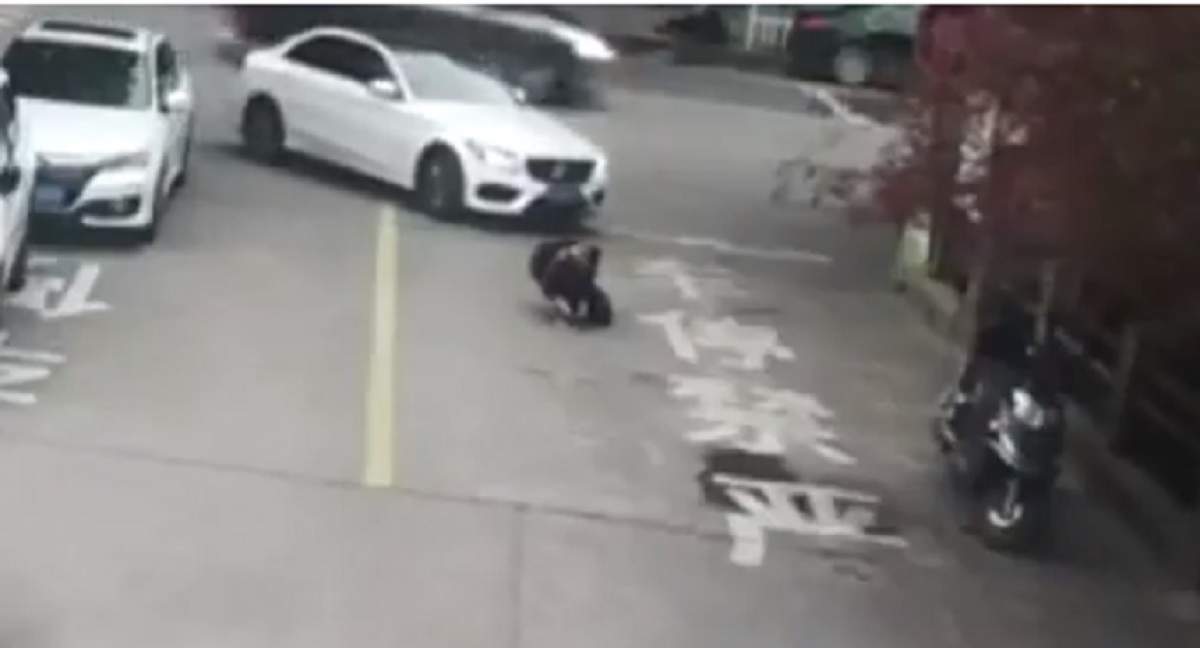 VIDEO / Imagini şocante! Un tânăr călcat de maşină a blocat roata cu ghiozdanul din spate. Ce a urmat e viral