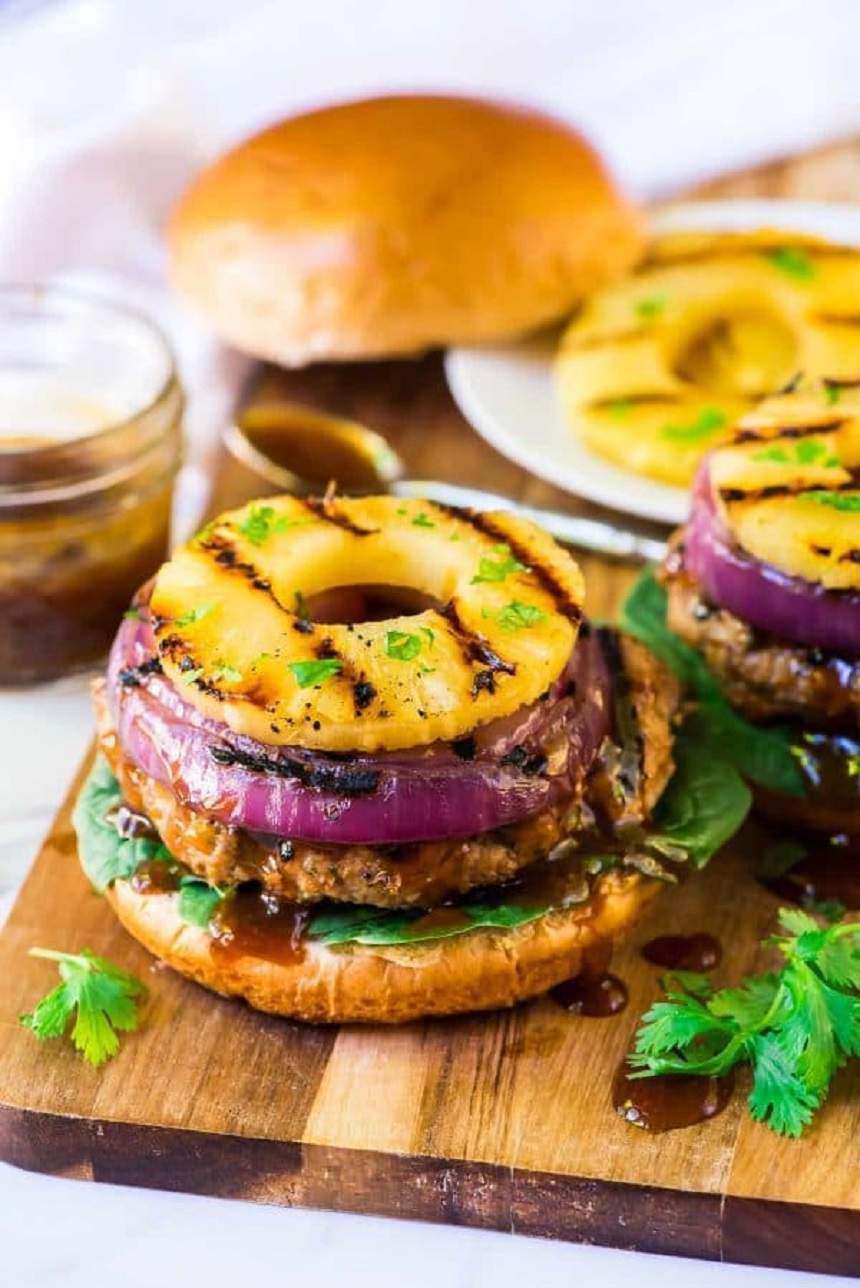 Burger de curcan cu ananas şi sos teriyaki