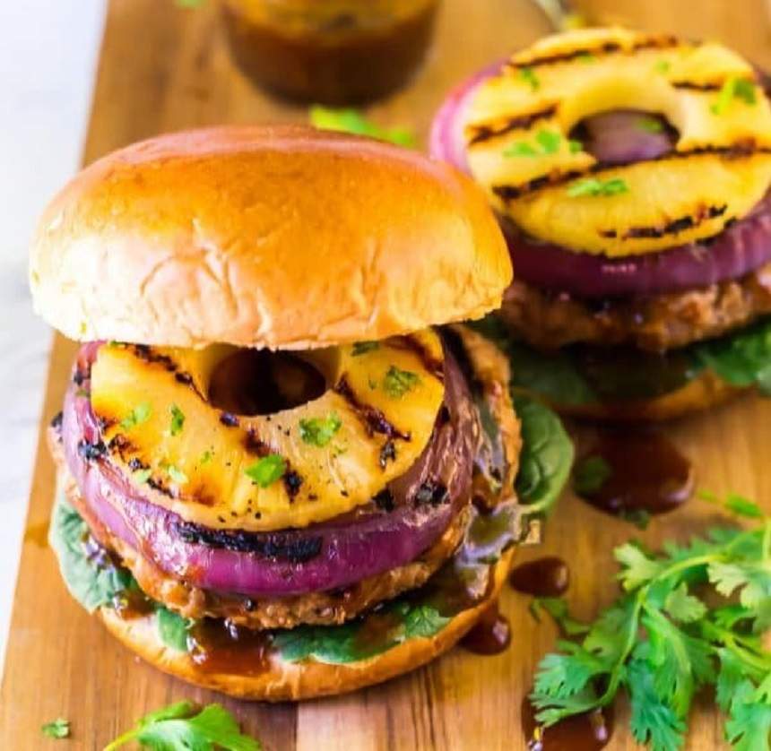 Burger de curcan cu ananas şi sos teriyaki