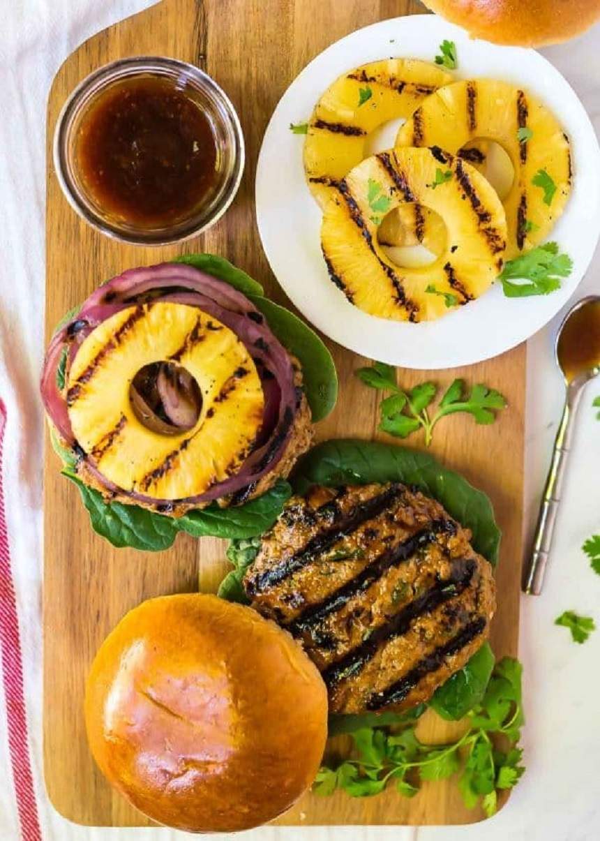 Burger de curcan cu ananas şi sos teriyaki