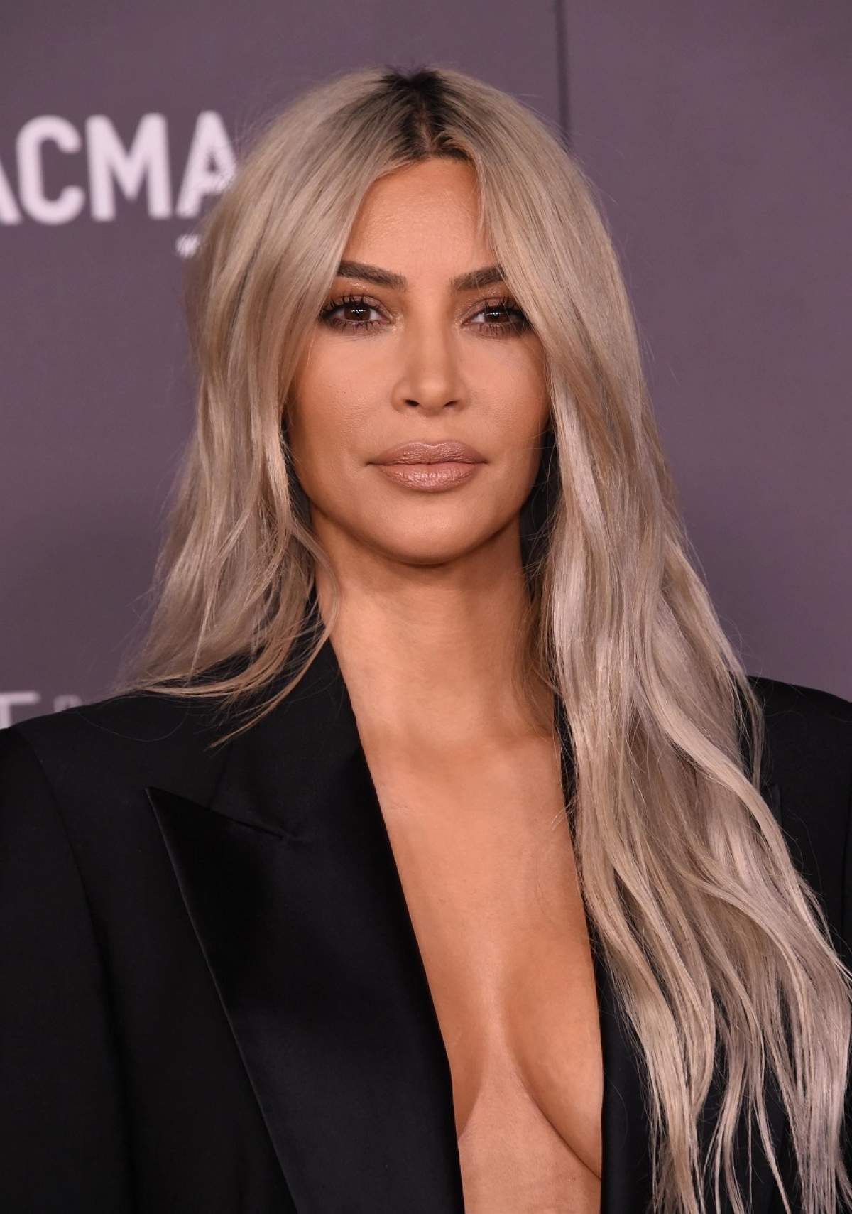 FOTO / Kim Kardashian a şters această imagine de pe Internet! Cum şi-a etalat, fără să vrea, "bijuteriile" la un eveniment