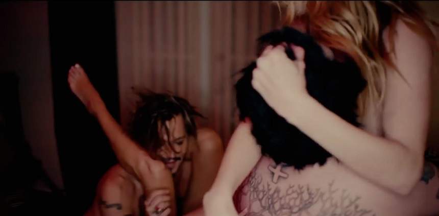 FOTO / Johnny Depp se dezlănțuie! Scene pasionale de sex în trei. Cum a fost filmat actorul