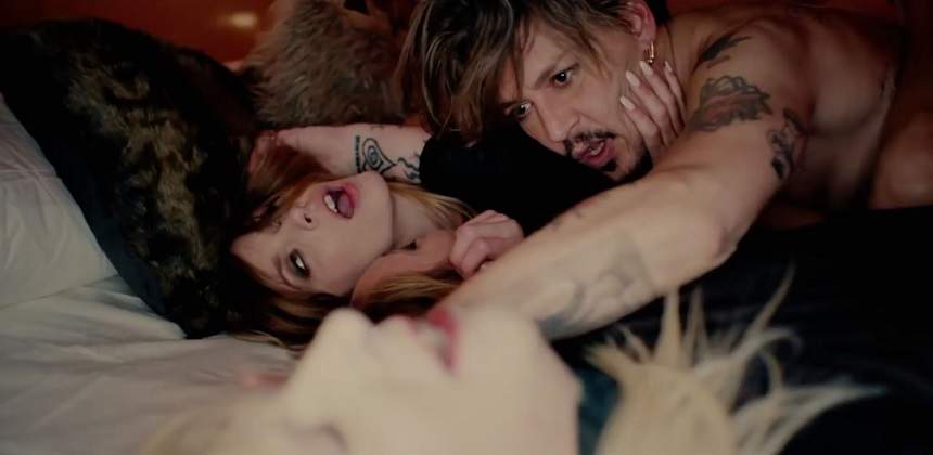 FOTO / Johnny Depp se dezlănțuie! Scene pasionale de sex în trei. Cum a fost filmat actorul