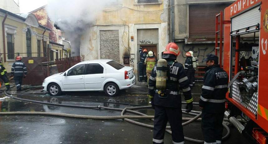 FOTO / Incendiu în Bucureşti! Parterul unei clădiri s-a făcut scrum