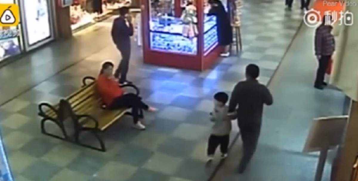 VIDEO / Scene emoţionante într-un mall! Un tată îşi salvează fiul, răpit în urmă cu nouă luni