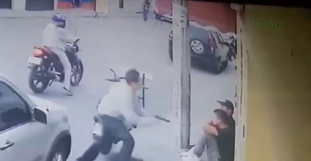 VIDEO / Imagini şocante! Un bărbat a împuşcat un adolescent în cap chiar în faţa fratelui său