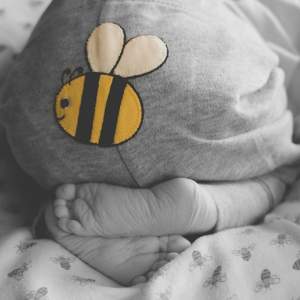 FOTO / O mai ții minte pe femeia gravidă care s-a acoperit cu 20.000 de albine? Ce s-a întâmplat bebeluşul: "Mi-e rușine că există astfel de oameni în lume"