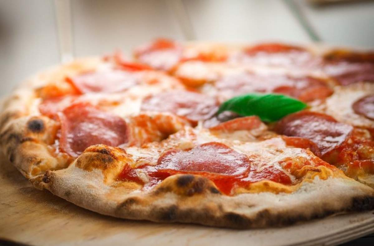 Ce SCÂRBOS! Ce-au găsit doi soţi din Constanţa în pizza pe care  au comandat-o