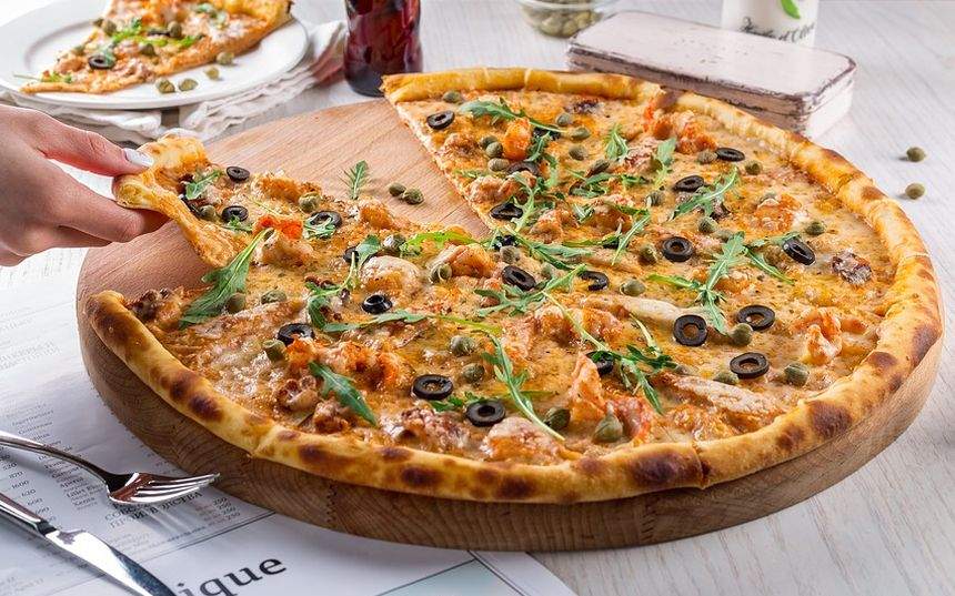 Ce SCÂRBOS! Ce-au găsit doi soţi din Constanţa în pizza pe care  au comandat-o