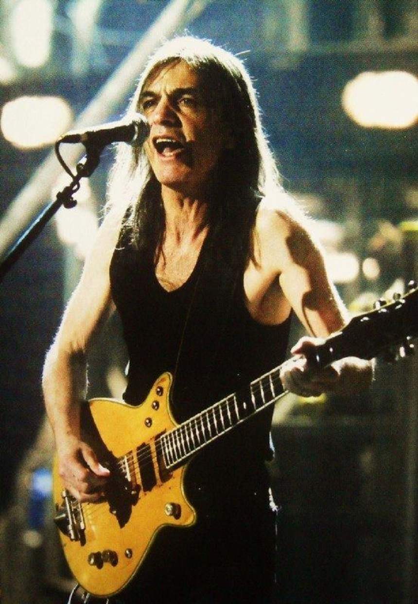 Malcolm Young, fondatorul trupei AC/DC, a murit astăzi