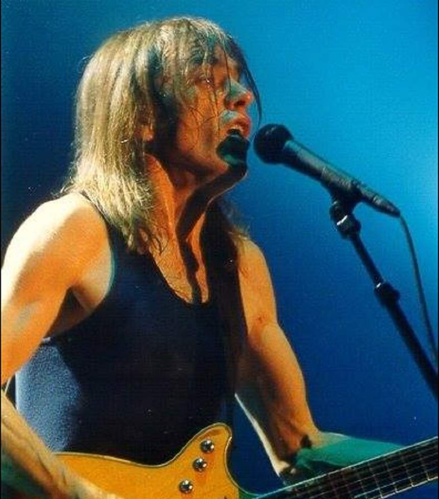 Malcolm Young, fondatorul trupei AC/DC, a murit astăzi