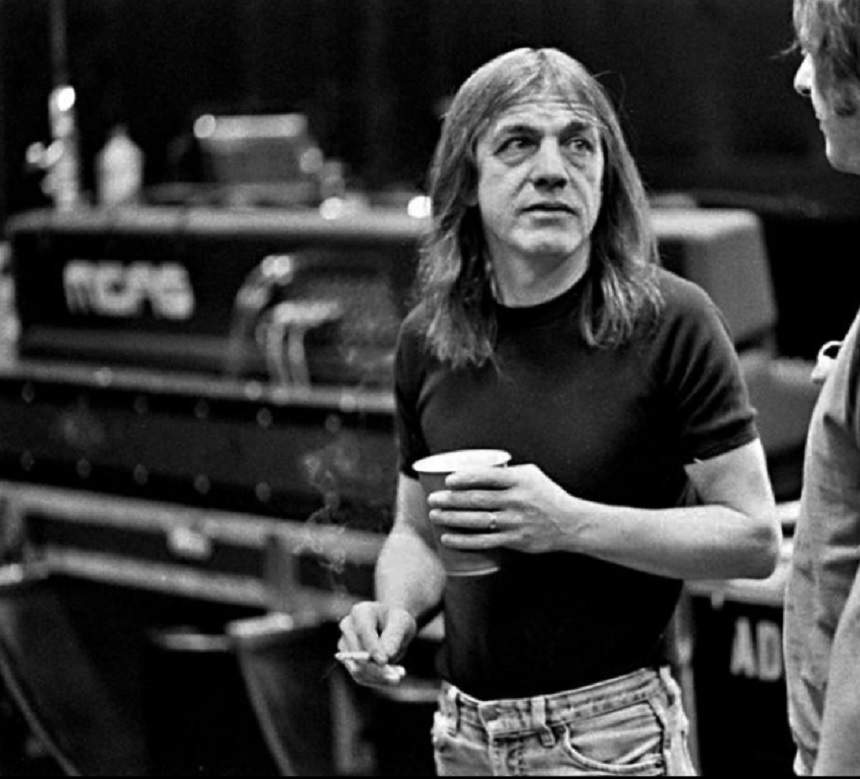 Malcolm Young, fondatorul trupei AC/DC, a murit astăzi