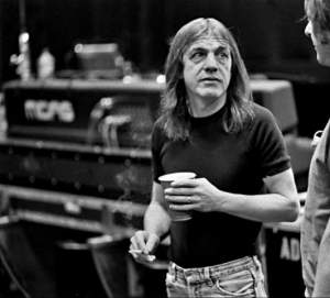 Malcolm Young, fondatorul trupei AC/DC, a murit astăzi