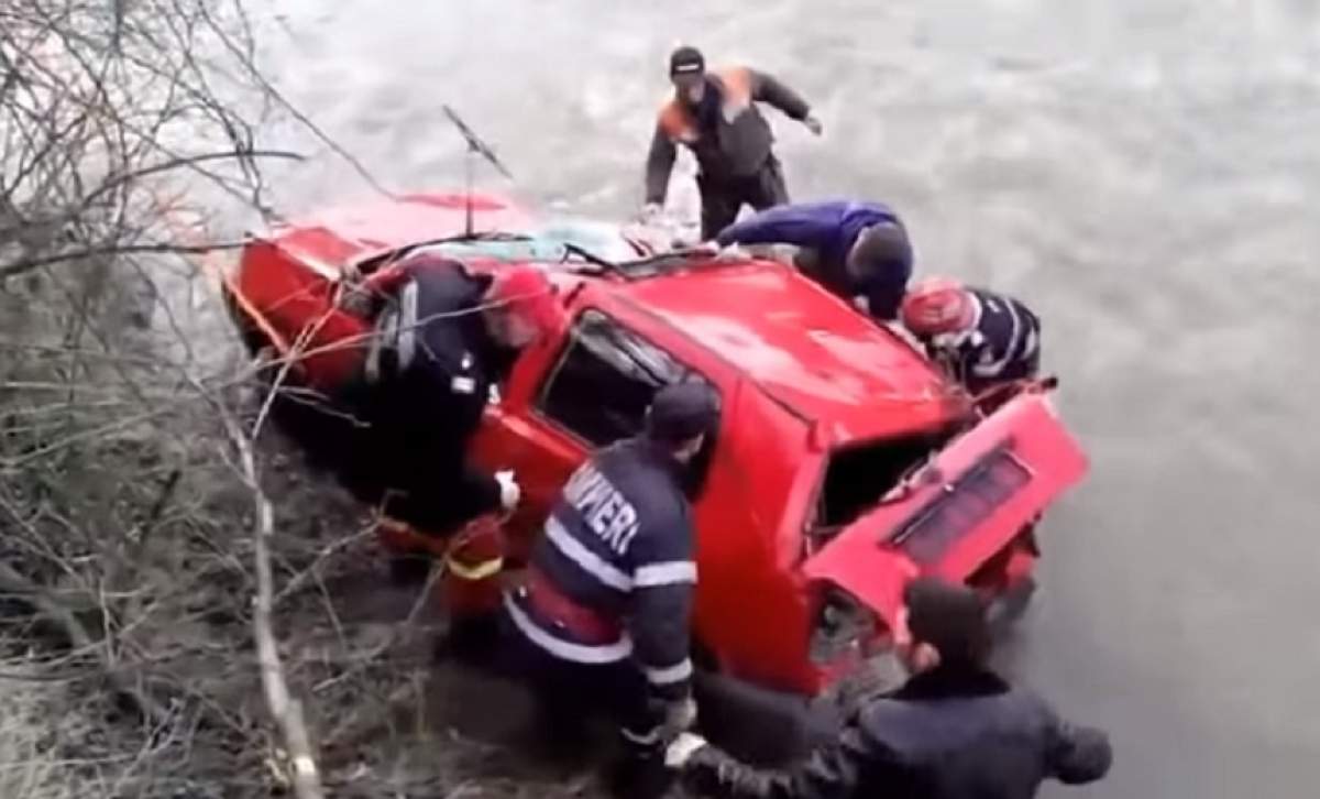 ULTIMĂ ORĂ! Intervenţie de URGENŢĂ a pompierilor! O maşină s-a răsturnat într-un canal! Victima  este resuscitată