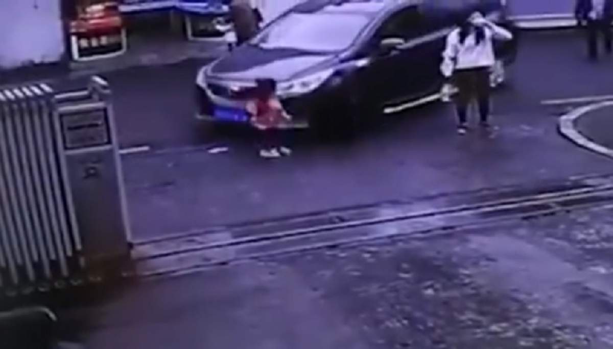 VIDEO / Imagini şocante! O fetiţă de trei ani a fost călcată de o maşină chiar în faţa mamei ei