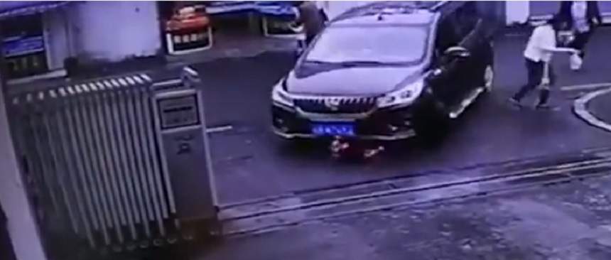 VIDEO / Imagini şocante! O fetiţă de trei ani a fost călcată de o maşină chiar în faţa mamei ei