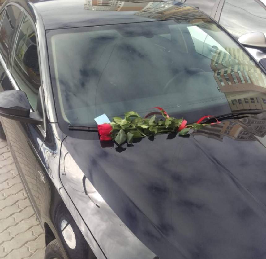 FOTO / O şoferiţă din Moldova a găsit pe maşină un buchet de flori şi un bilet. Când l-a citit a încremenit