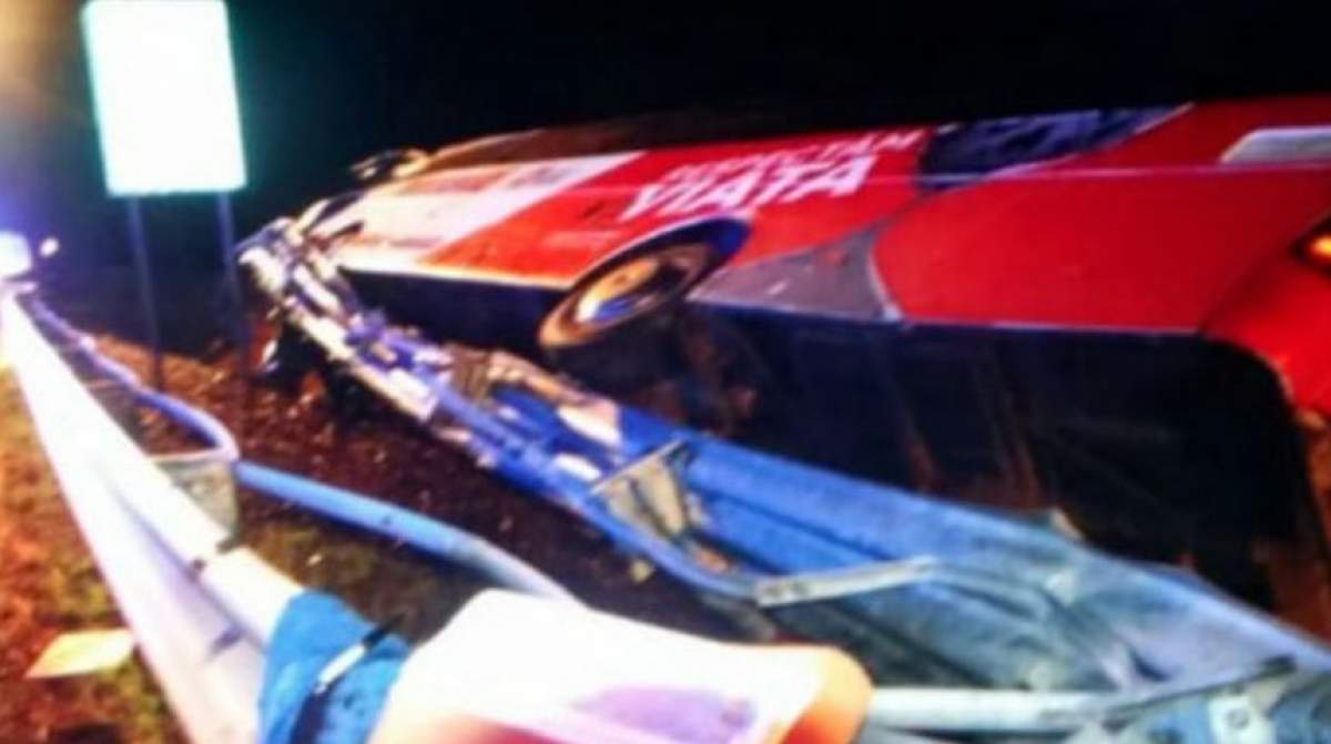 Carnagiu pe şosea după ce un autocar s-a răsturnat într-o râpă: 14 persoane şi-au pierdut viaţa
