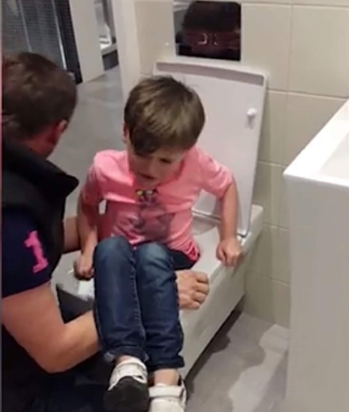 VIDEO / O mamă şi-a filmat copilul blocat în vasul de toaletă, în timp ce ţipa disperat: "Mai aveai puţin și mă omorai". Reacţia femeii a stârnit controverse
