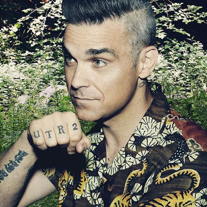 FOTO / Robbie Williams, ce obraznic ești! Cu fața mirată și "bijuteriile" acoperite, artistul a fost luat prin surprindere