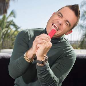 FOTO / Robbie Williams, ce obraznic ești! Cu fața mirată și "bijuteriile" acoperite, artistul a fost luat prin surprindere