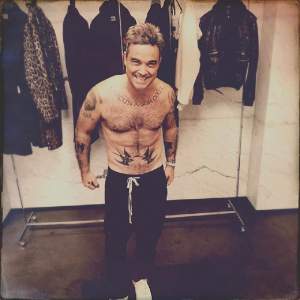 FOTO / Robbie Williams, ce obraznic ești! Cu fața mirată și "bijuteriile" acoperite, artistul a fost luat prin surprindere