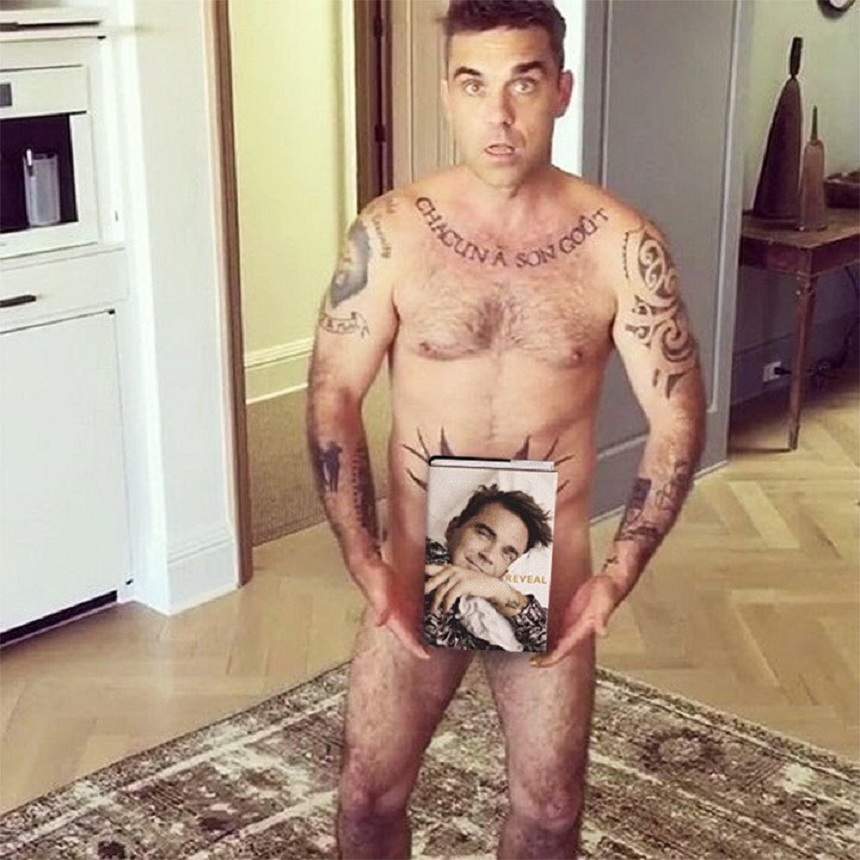 FOTO / Robbie Williams, ce obraznic ești! Cu fața mirată și "bijuteriile" acoperite, artistul a fost luat prin surprindere