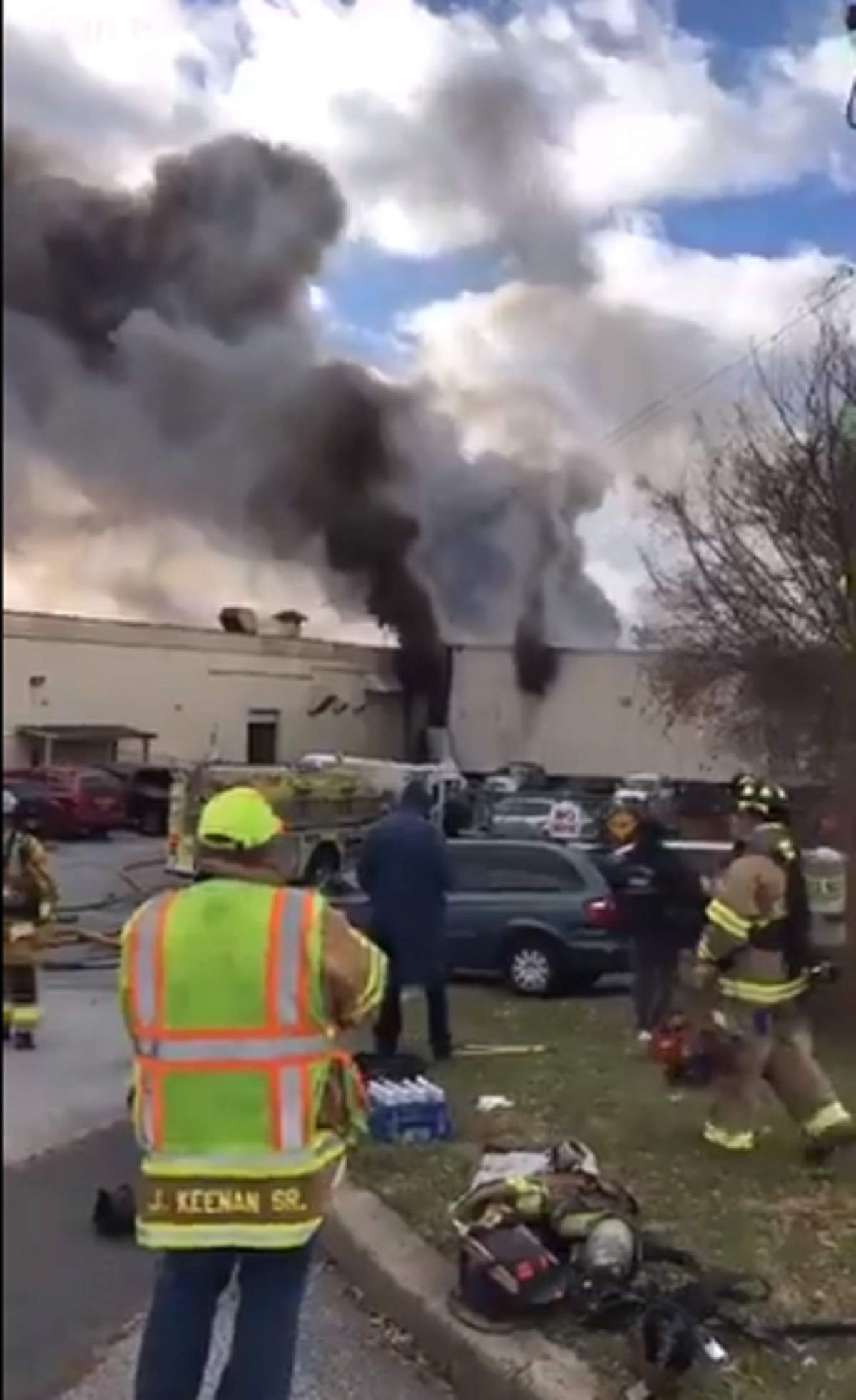FOTO & VIDEO / Trei explozii uriaşe au avut loc la o fabrică de cosmetice! Peste 20 de persoane sunt rănite