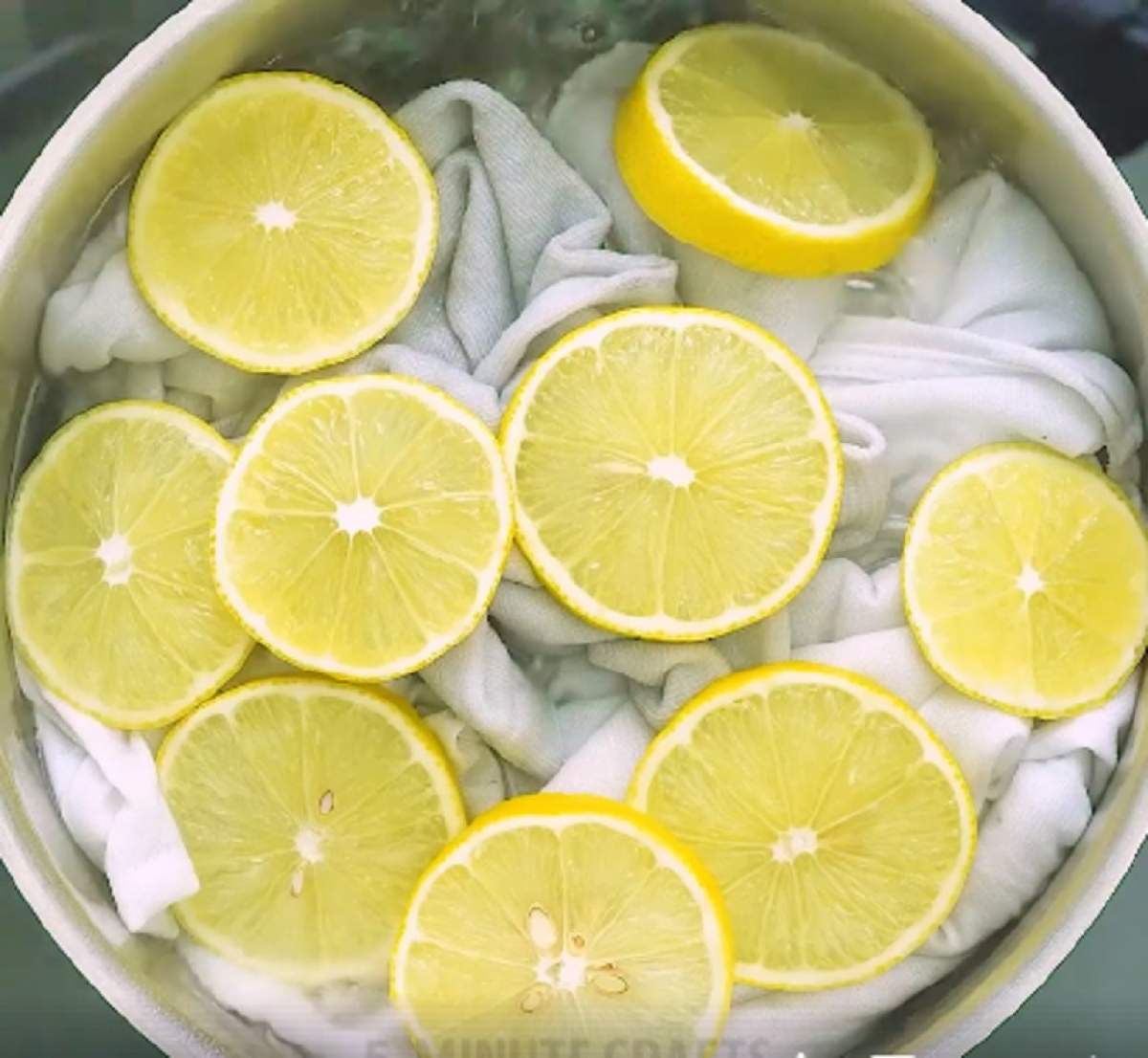 VIDEO / Folosește lămâi la spălatul hainelor! Vei fi uimită să vezi ce efect au