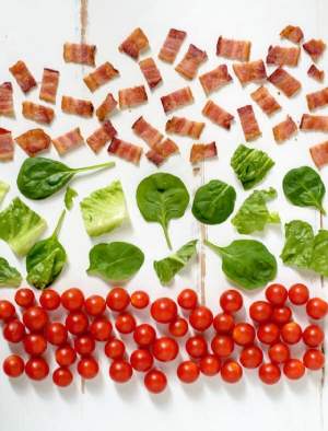 Salată de paste cu bacon, roșii cherry și spanac