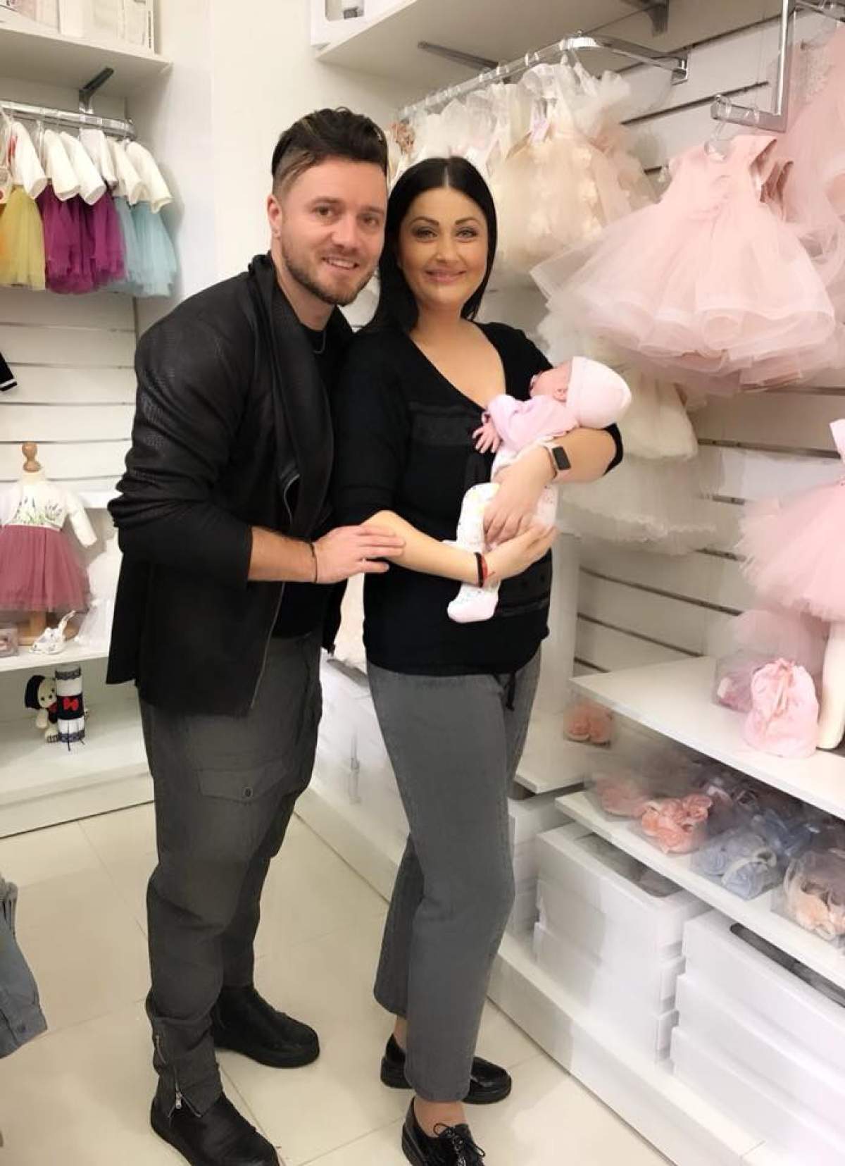 Soţul Gabrielei Cristea, pozat pe jumătate gol, cu o clamă roz în păr!