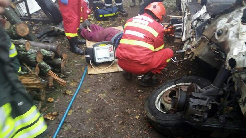 FOTO / Caz ŞOCANT! Un bărbat a murit strivit de microbuzul pe care îl repara
