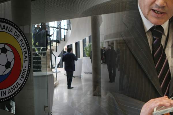 Surpriză cât „Casa Fotbalului” în lupta pentru şefia FRF! Omul care se bucură de susţinerea „Generaţiei de Aur”